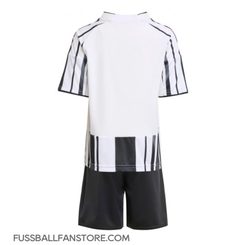 Juventus Replik Heimtrikot Kinder 2025-26 Kurzarm (+ Kurze Hosen) Juventus Replik Heimtrikot Kinder 2025-26 Kurzarm (+ Kurze Hosen)